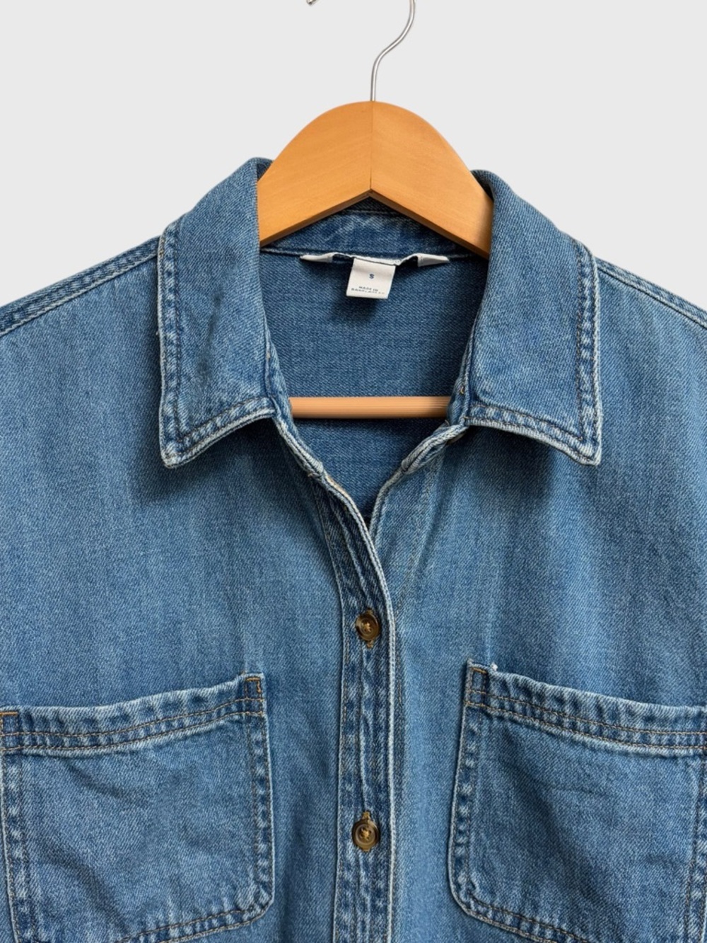 Old Navy Women's Oversized Boyfriend Utility-Pocket Jean Shirt Sz S Medium Wash - Picture 6 of 16